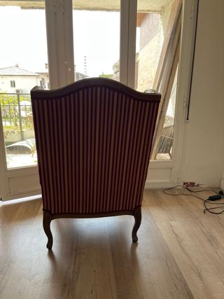 Sillón de rayas rojo y beige