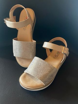 Sandalias Repo Beige y Dorado