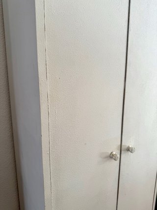 Armario alto blanco de madera.