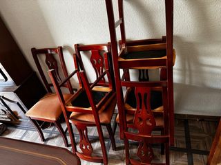 Mesa de comedor y 4 sillas de madera