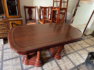 Mesa de comedor y 4 sillas de madera