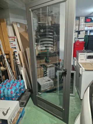 Puerta metálica con Marco y cristal.