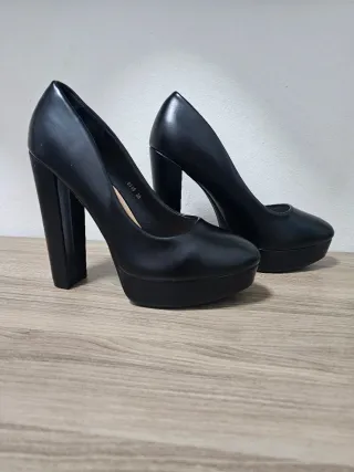 Zapatos de tacón negros elegantes