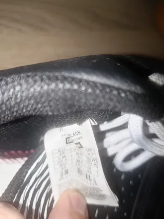 Zapatillas de sala negras y blancas