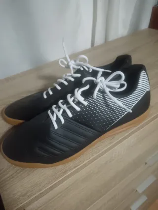 Zapatillas de sala negras y blancas