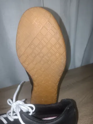 Zapatillas de sala negras y blancas