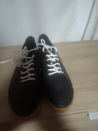 Zapatillas de sala negras y blancas