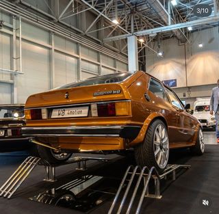 Perro con correa roja