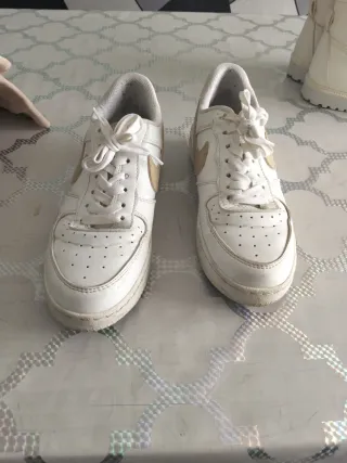 Zapatillas Nike Air Force 1 Beige y Blancas