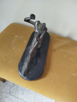 Figura de bronce bailarina