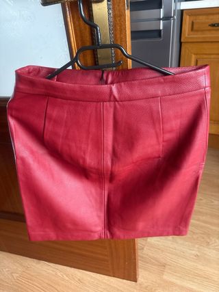 Falda cuero Bershka roja talla L