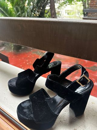 Zapatos de tacón Un Paso Más ante negro