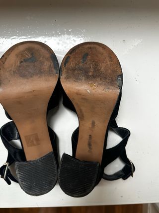 Zapatos de tacón Un Paso Más ante negro