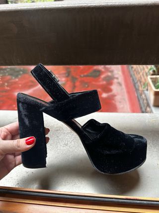 Zapatos de tacón Un Paso Más ante negro