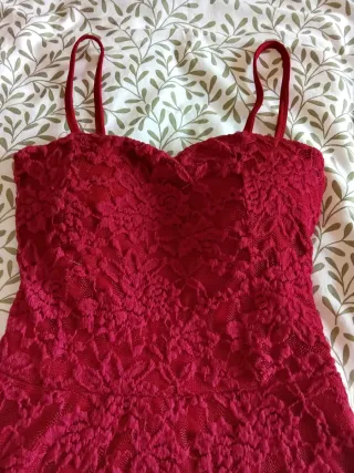 Vestido color granate de encaje con tirantes