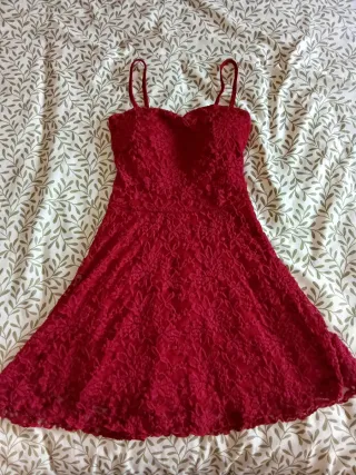 Vestido color granate de encaje con tirantes