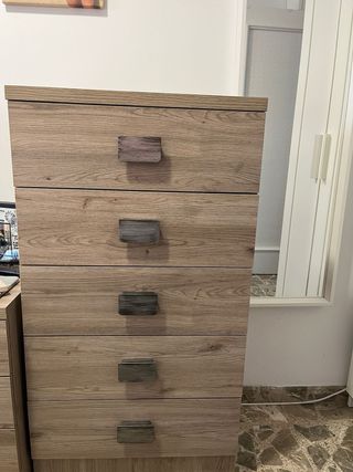 Cómoda de madera con 5 cajones y mesita de noche 3