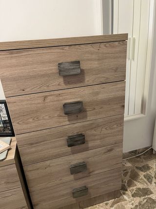 Cómoda de madera con 5 cajones y mesita de noche 3
