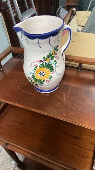 Jarra de cerámica clásica decorada