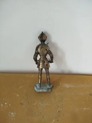 Figura de armadura antigua