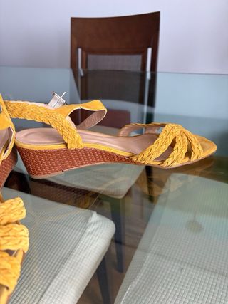 Sandalias amarillas ante Talla 40