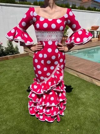 Traje de flamenca rosa fucsia con lunares blancos