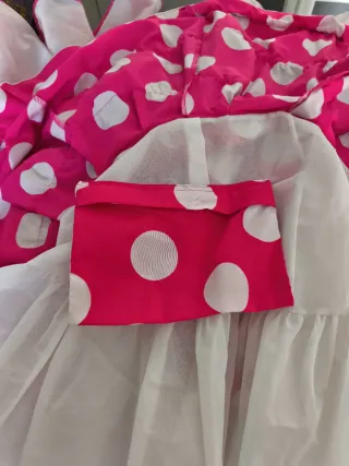 Traje de flamenca rosa fucsia con lunares blancos