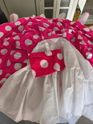 Traje de flamenca rosa fucsia con lunares blancos