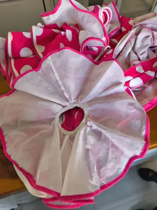 Traje de flamenca rosa fucsia con lunares blancos