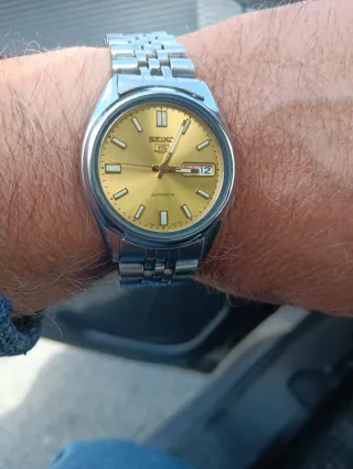 Reloj Seiko 5 Automático Dorado y Plateado