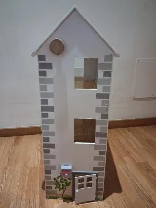 Casa de muñecas de madera