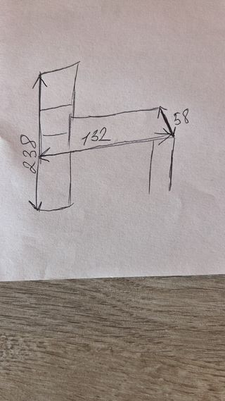 Escritorio con estanterías de madera y metal