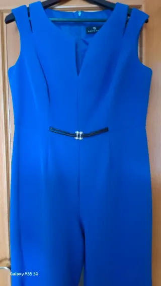 Mono azul elegante con cinturón