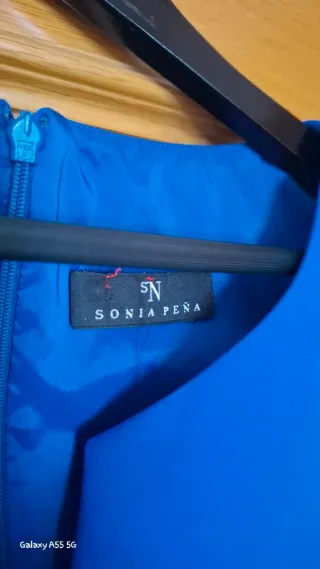 Mono azul elegante con cinturón