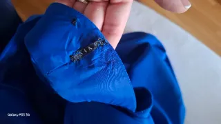 Mono azul elegante con cinturón