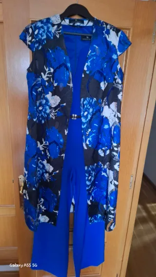 Mono azul elegante con cinturón