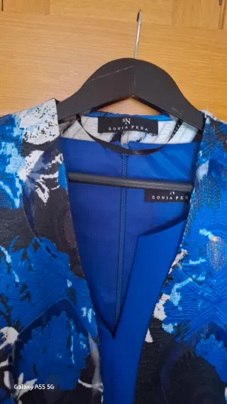 Mono azul elegante con cinturón