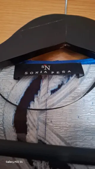 Mono azul elegante con cinturón