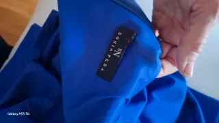 Mono azul elegante con cinturón