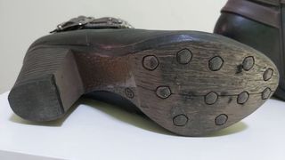 Botines negros con hebillas marrones