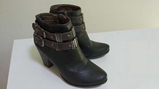 Botines negros con hebillas marrones