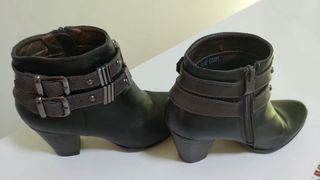 Botines negros con hebillas marrones