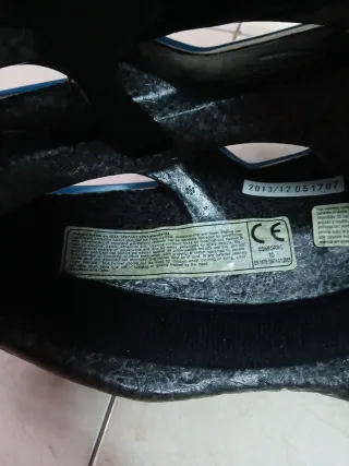 Casco de bici azul con detalles naranjas