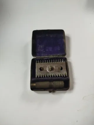 Caja antigua para maquinilla antigua de viaje