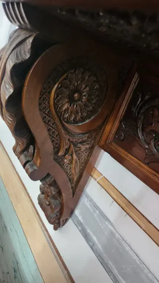 Mesa de comedor, marco chimenea con 4 sillas