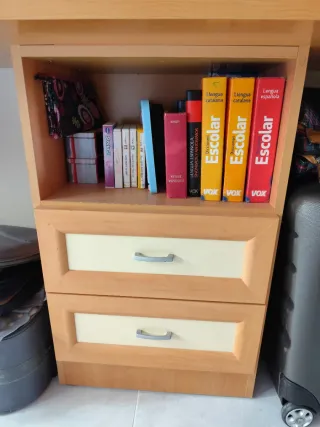 Escritorio de madera con estantería
