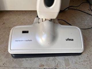 Aspiradora escoba blanca y negra