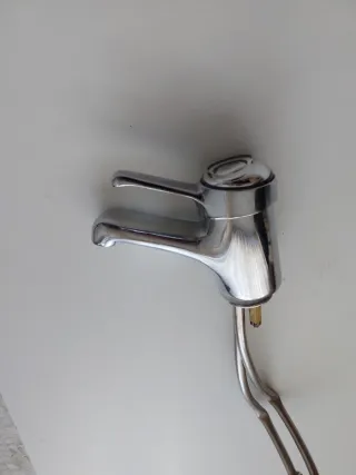 Grifo de metal plateado