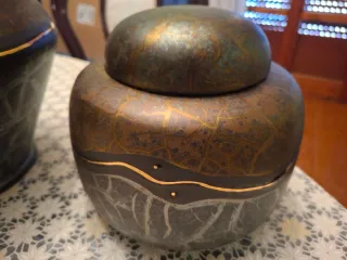 Coppia vasi maiolica marrone e oro