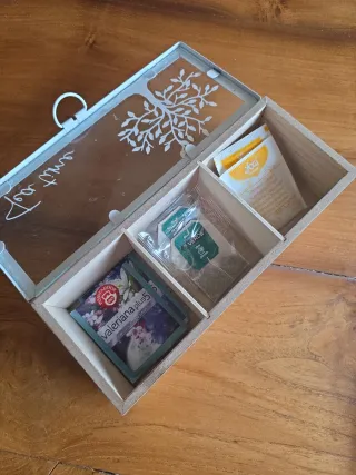 Caja de té de madera y vidrio.